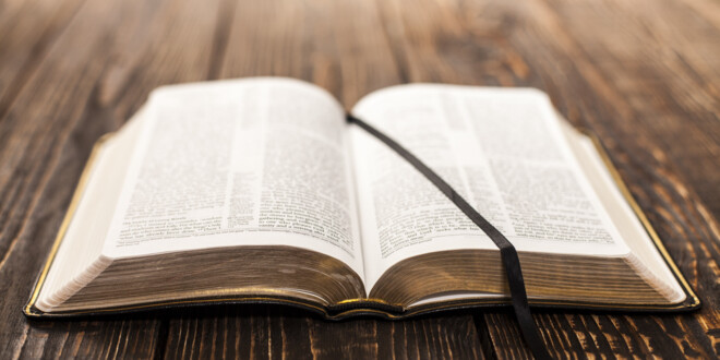 Opslået bibel på et træbord